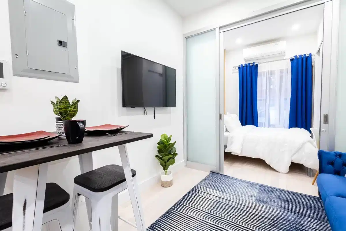 Common Area?w=400&h=260&fit=crop&q=40&auto=format&trim=auto