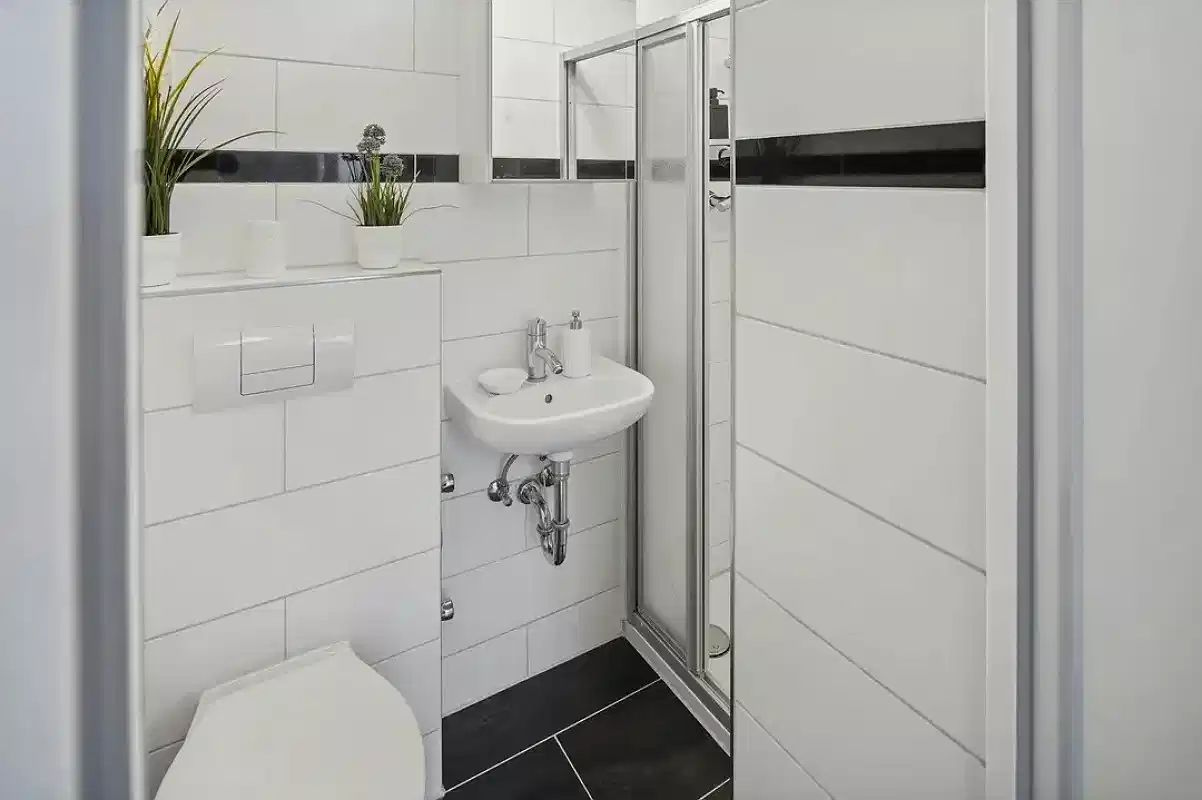 Single Large Standard - Amenities?w=400&h=260&fit=crop&q=40&auto=format&trim=auto