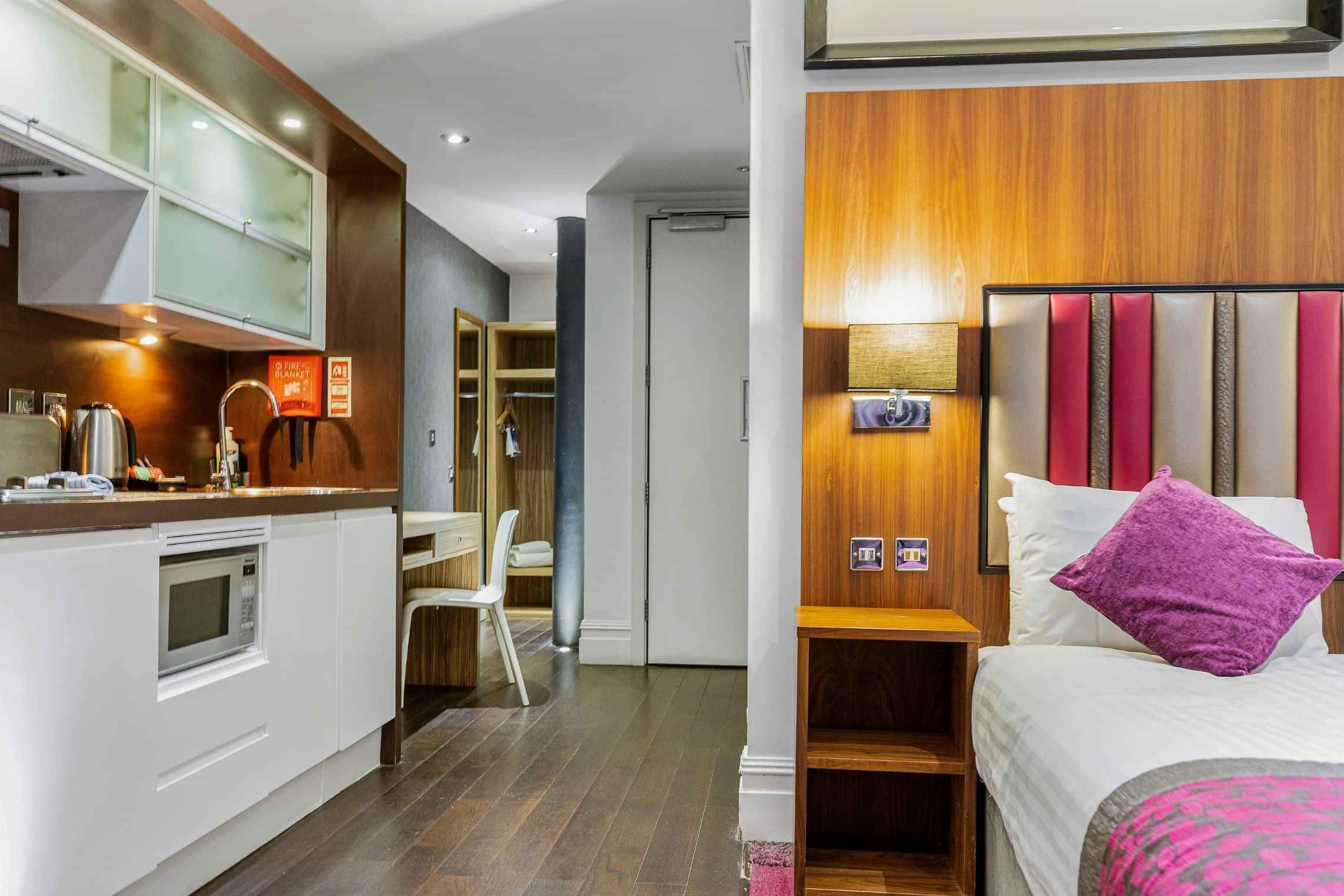 Exterior?w=400&h=260&fit=crop&q=40&auto=format&trim=auto