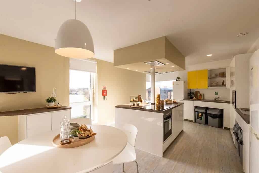 Common Area?w=400&h=260&fit=crop&q=40&auto=format&trim=auto