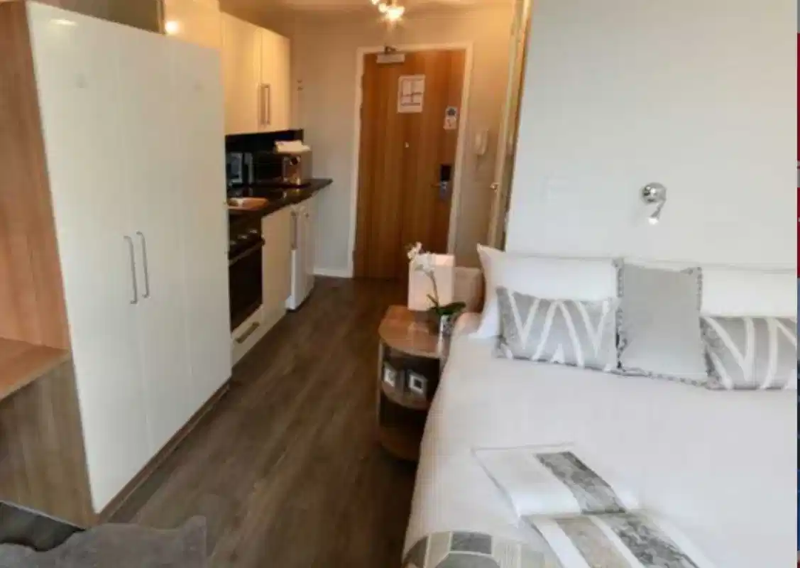 Exterior?w=400&h=260&fit=crop&q=40&auto=format&trim=auto