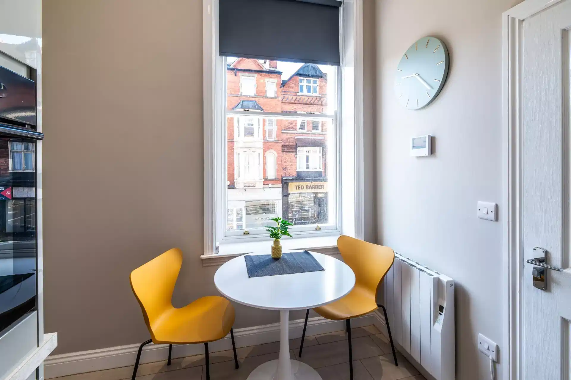 Amenities?w=400&h=260&fit=crop&q=40&auto=format&trim=auto