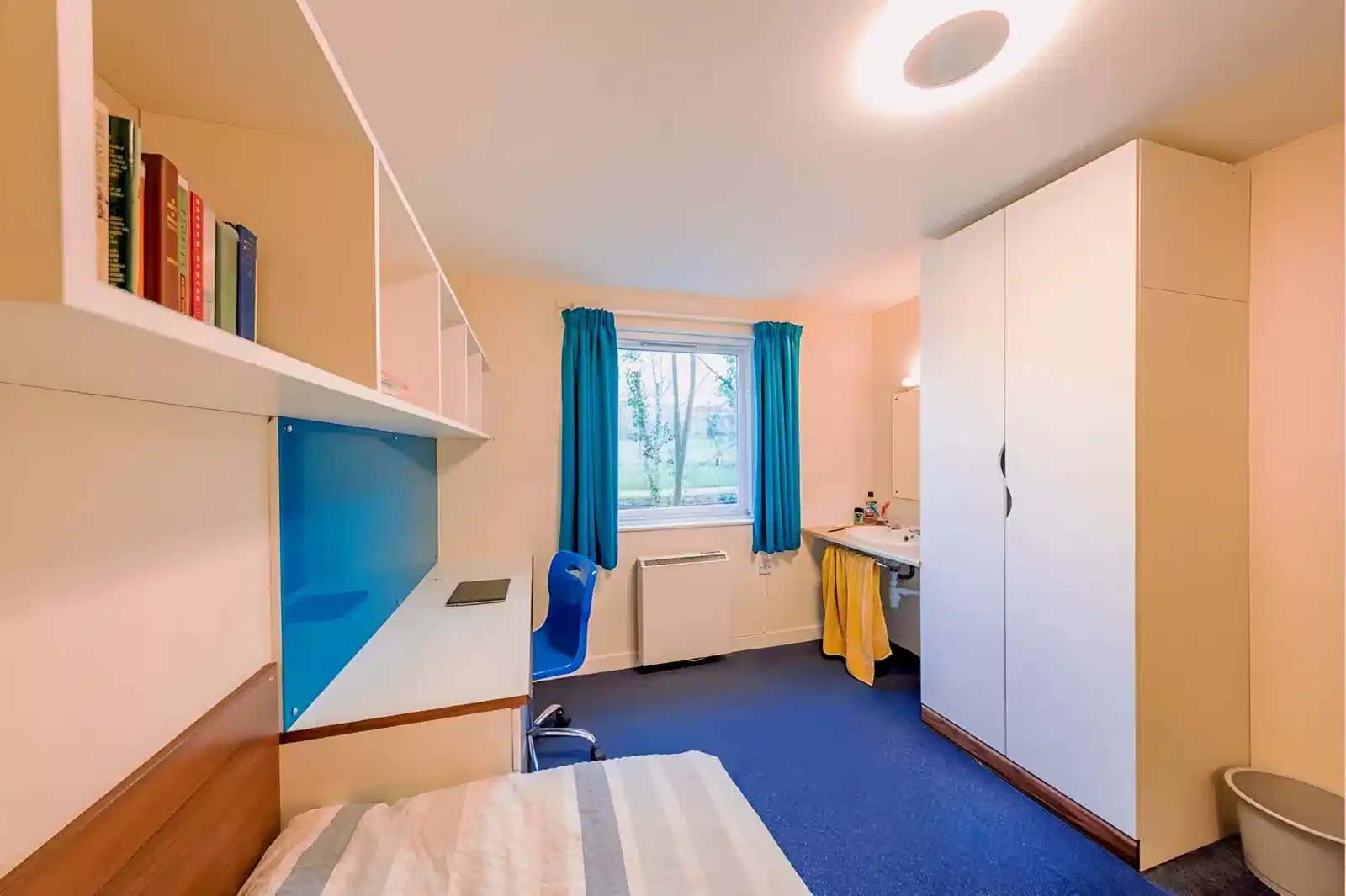 Bathroom?w=400&h=260&fit=crop&q=40&auto=format&trim=auto