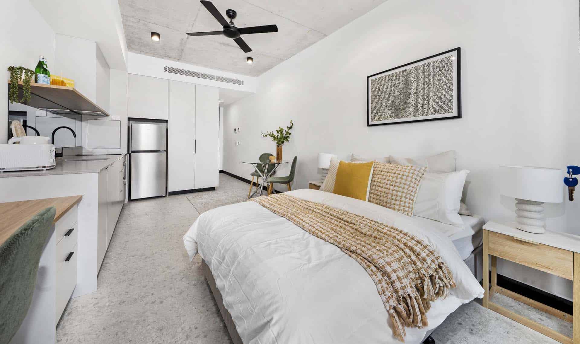 Exterior?w=400&h=260&fit=crop&q=40&auto=format&trim=auto