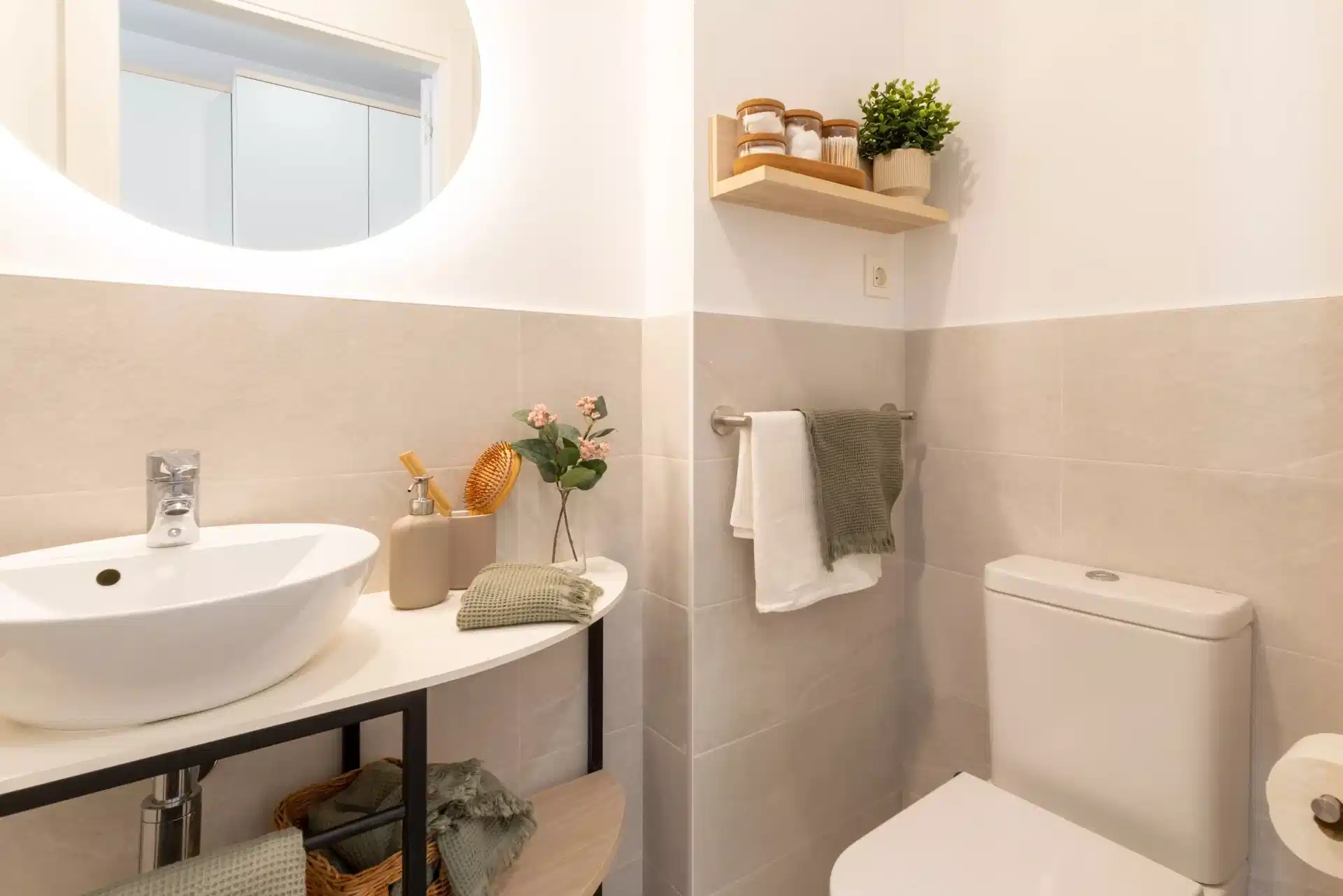 Common Area?w=400&h=260&fit=crop&q=40&auto=format&trim=auto