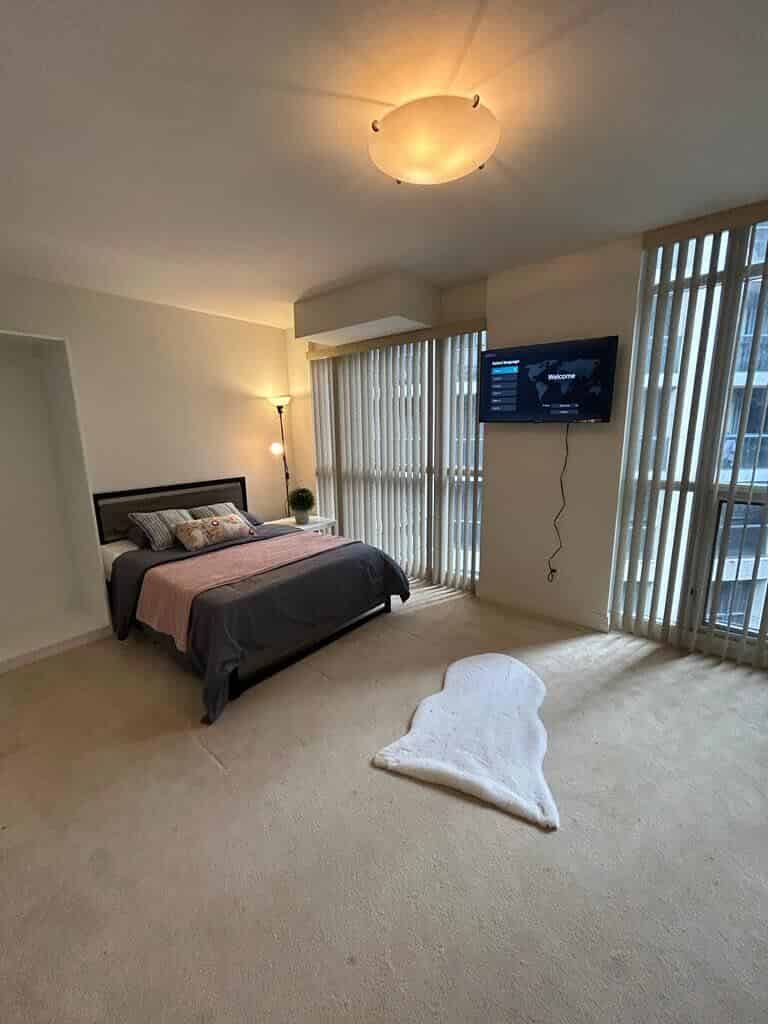 Bedroom?w=400&h=260&fit=crop&q=40&auto=format&trim=auto