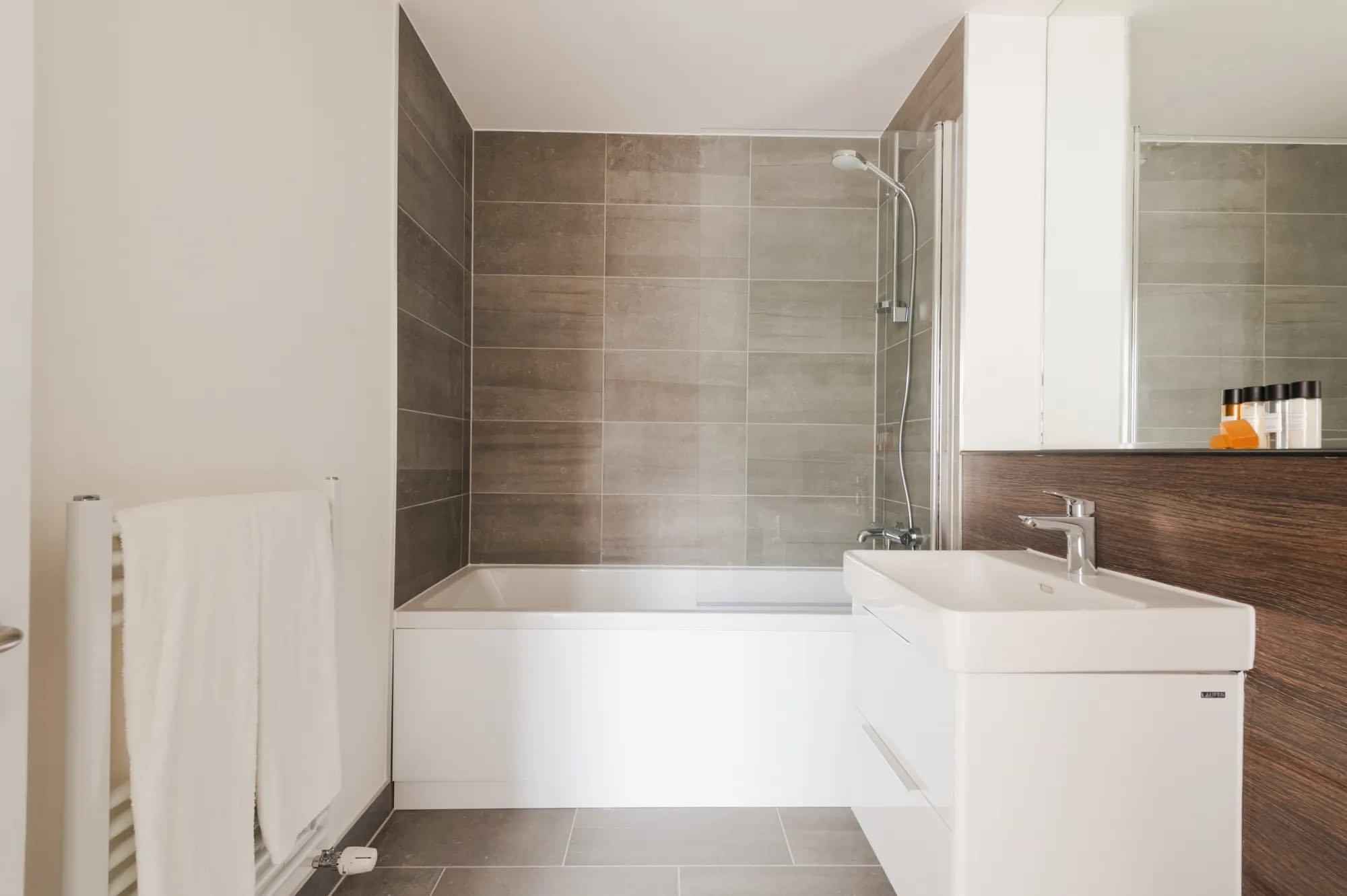 Common Area?w=400&h=260&fit=crop&q=40&auto=format&trim=auto