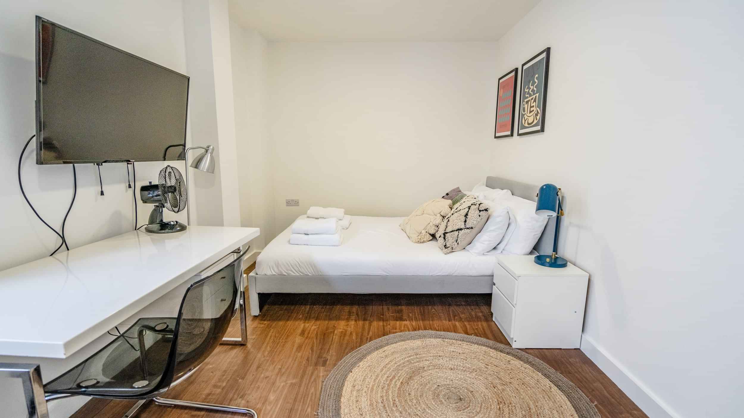 Bathroom?w=400&h=260&fit=crop&q=40&auto=format&trim=auto