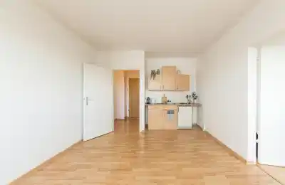 Single Large Standard - Bathroom?w=400&h=260&fit=crop&q=40&auto=format&trim=auto
