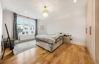 Room in a 5 Bedroom Apartment, Clifton Court, St John's Wood, London NW8 8HT - London, England, United Kingdom - Bedroom