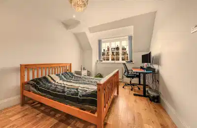 Bedroom?w=400&h=260&fit=crop&q=40&auto=format&trim=auto