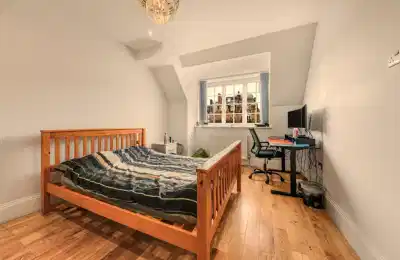 Bathroom?w=400&h=260&fit=crop&q=40&auto=format&trim=auto