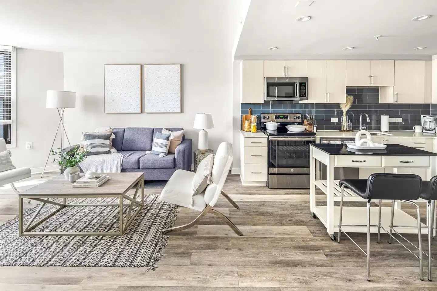 Exterior?w=400&h=260&fit=crop&q=40&auto=format&trim=auto