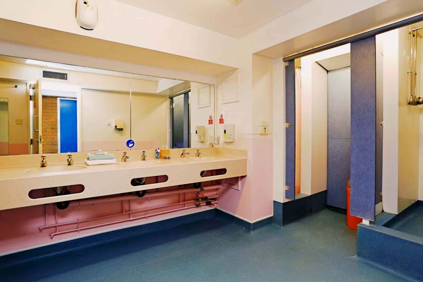 Exterior?w=400&h=260&fit=crop&q=40&auto=format&trim=auto