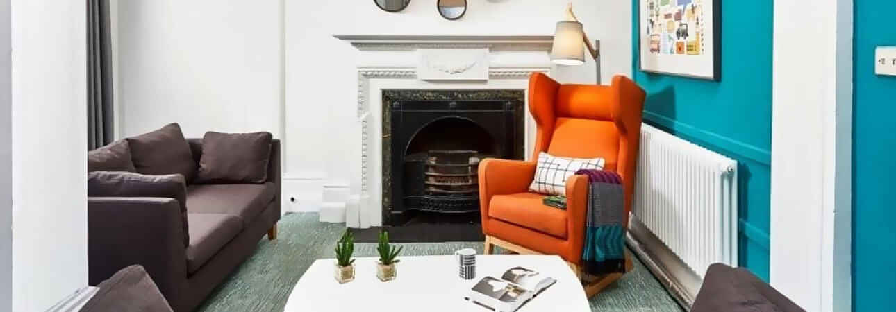 Exterior?w=400&h=260&fit=crop&q=40&auto=format&trim=auto