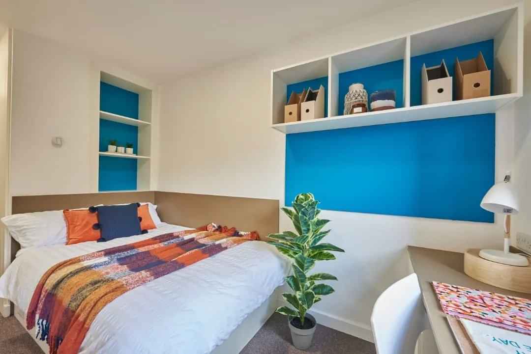 Common Area?w=400&h=260&fit=crop&q=40&auto=format&trim=auto