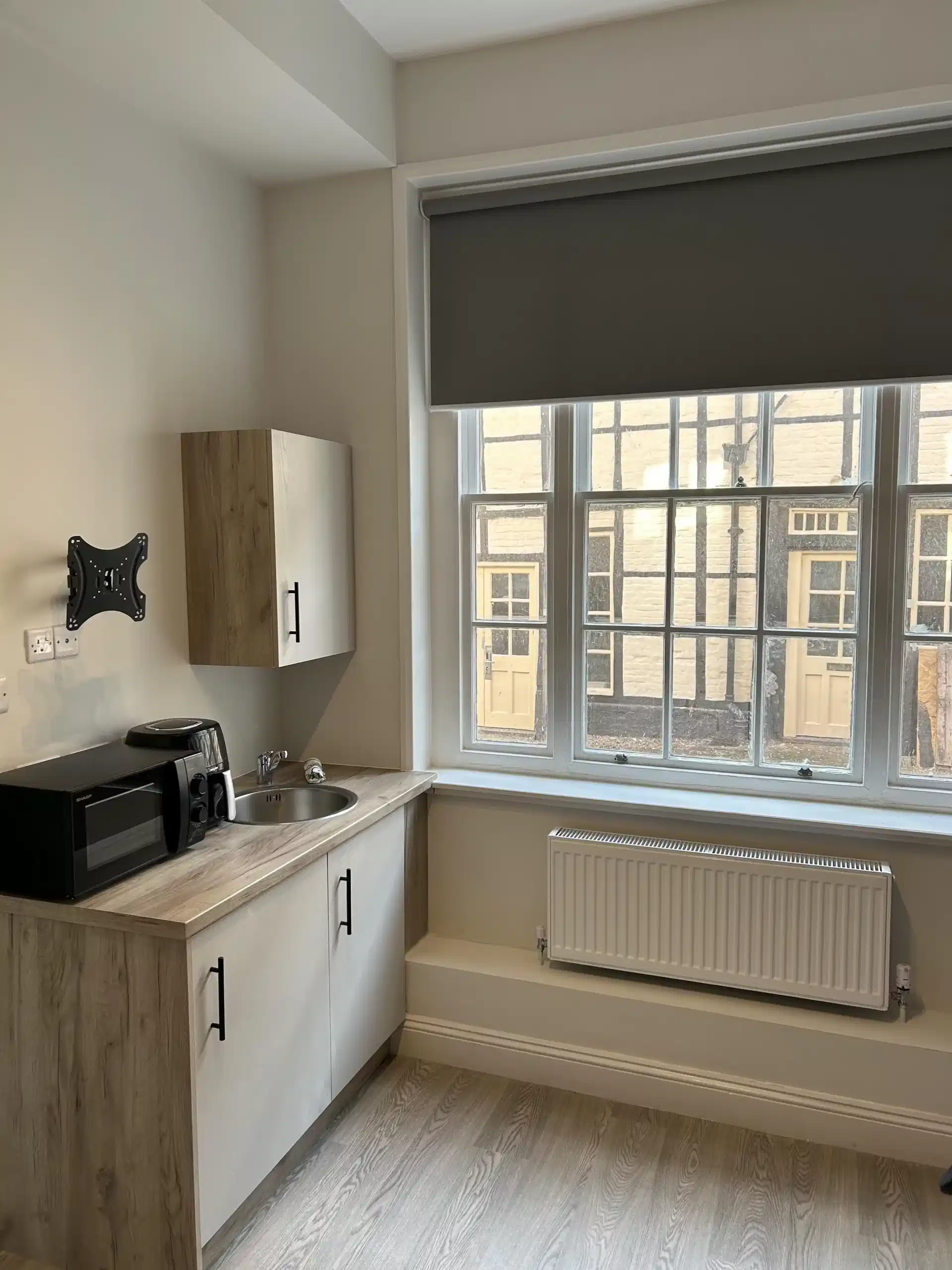 Common Area?w=400&h=260&fit=crop&q=40&auto=format&trim=auto