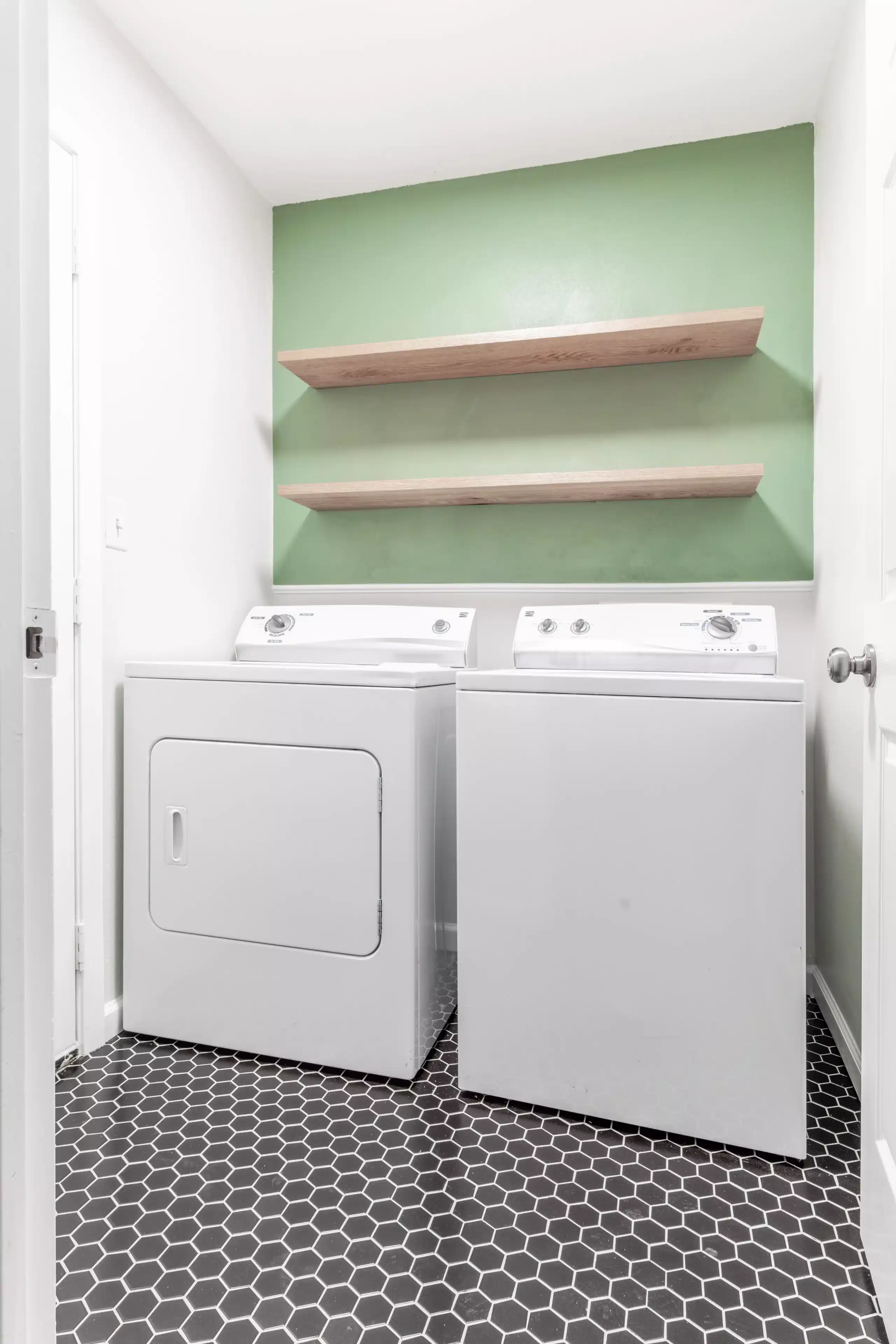 Kitchen?w=400&h=260&fit=crop&q=40&auto=format&trim=auto