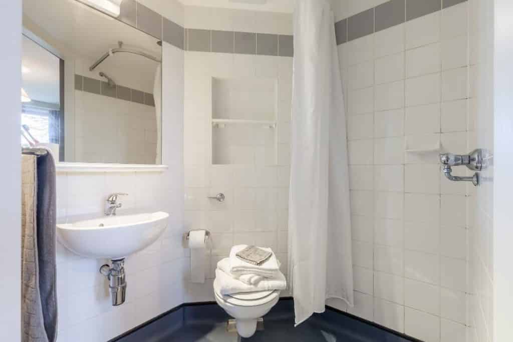 Common Area?w=400&h=260&fit=crop&q=40&auto=format&trim=auto