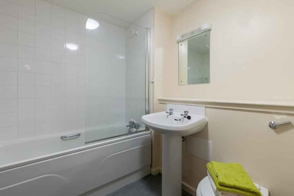 Common Area?w=400&h=260&fit=crop&q=40&auto=format&trim=auto