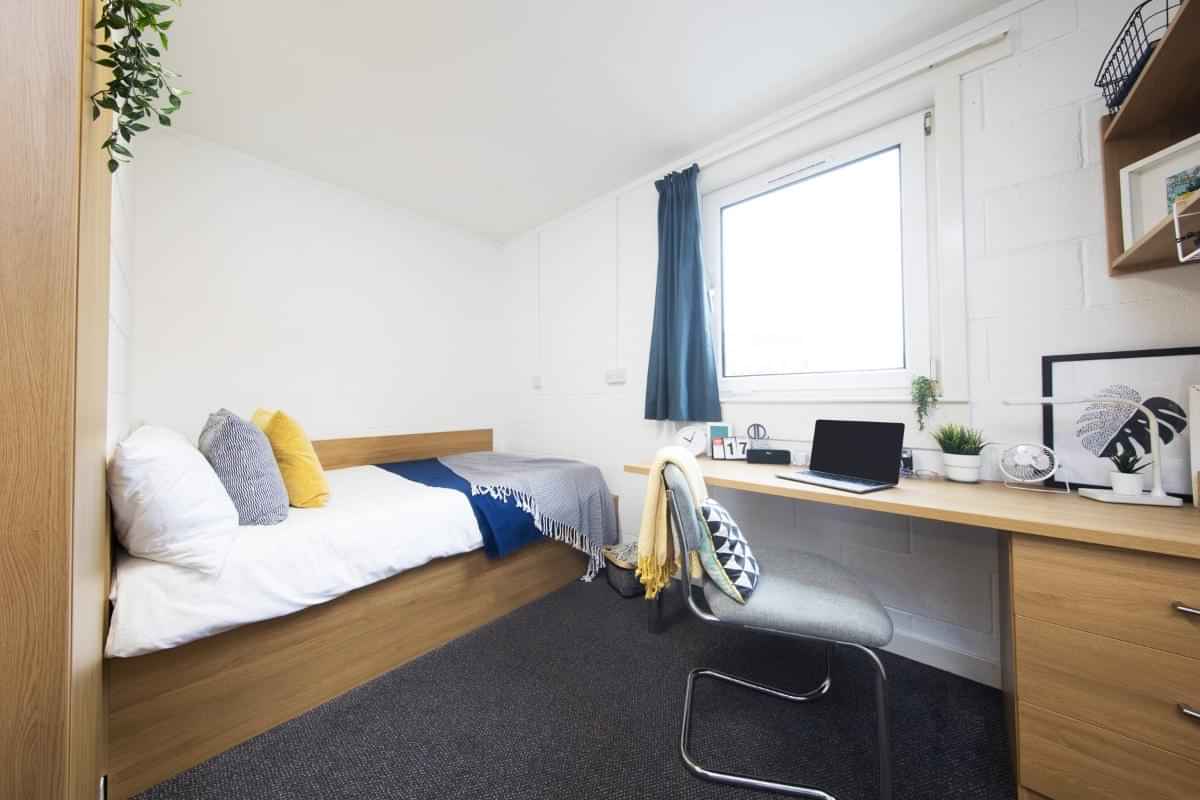 St Peter House, Aberdeen - Aberdeen, Scotland, United Kingdom - Ensuite Premium Range 3 - Bedroom