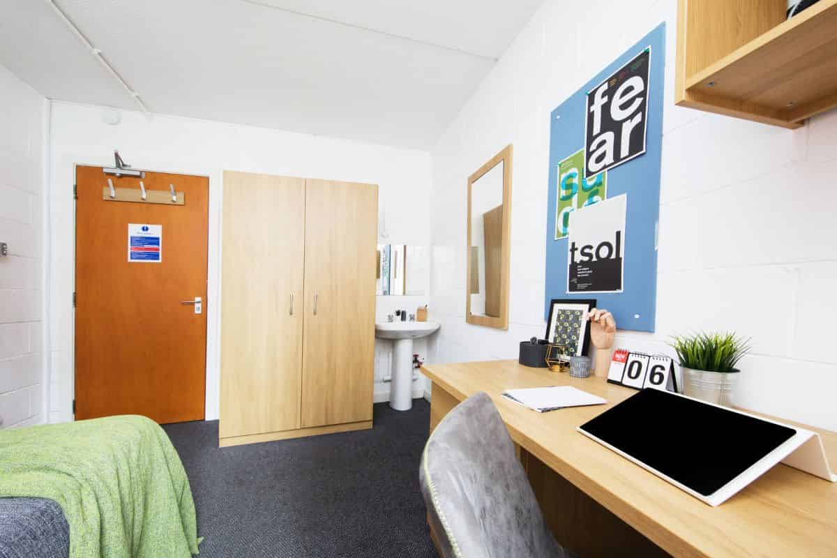 Silver Non - Ensuite - Bedroom?w=400&h=260&fit=crop&q=40&auto=format&trim=auto