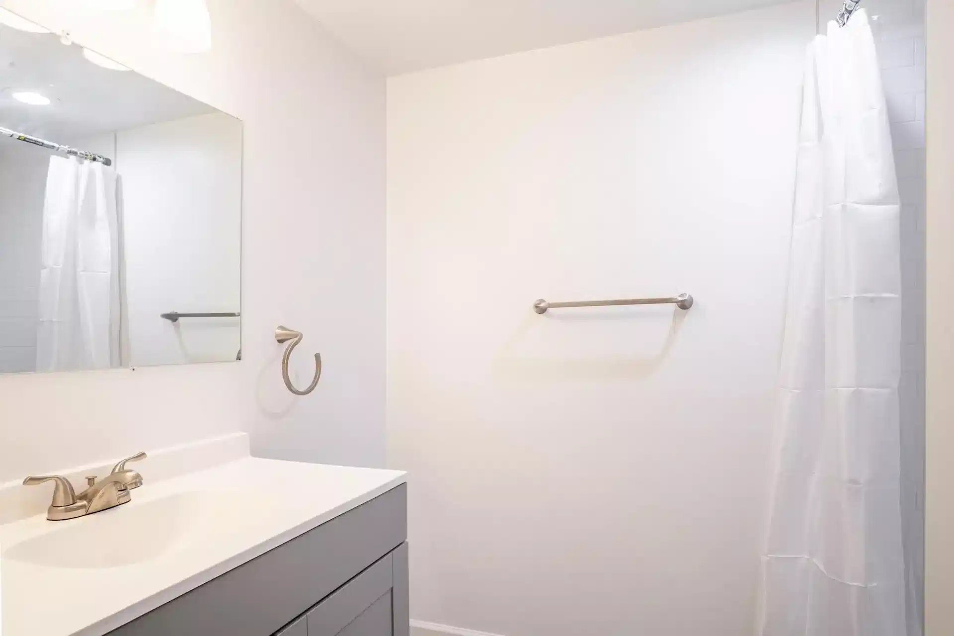 Bathroom?w=400&h=260&fit=crop&q=40&auto=format&trim=auto