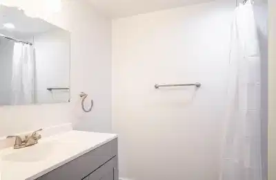 Bathroom?w=400&h=260&fit=crop&q=40&auto=format&trim=auto