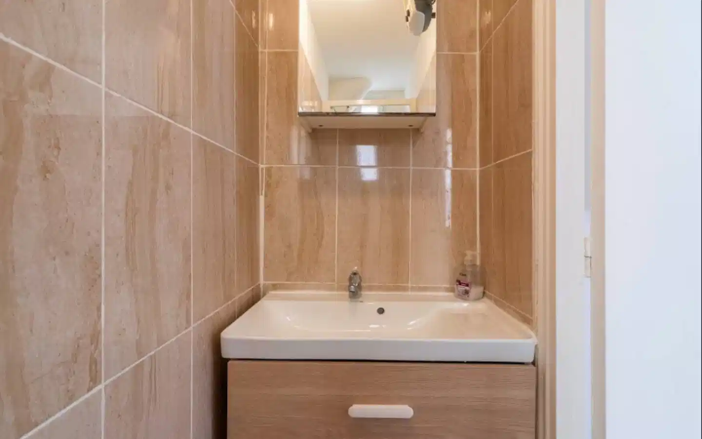 Exterior?w=400&h=260&fit=crop&q=40&auto=format&trim=auto