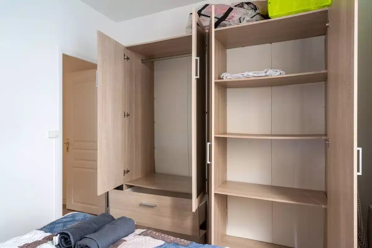 Exterior?w=400&h=260&fit=crop&q=40&auto=format&trim=auto