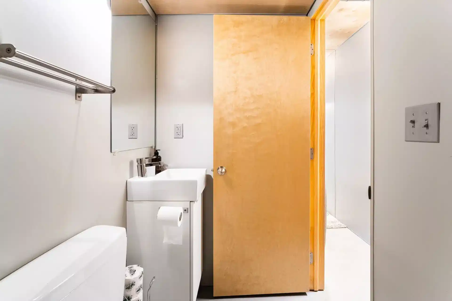 Room?w=400&h=260&fit=crop&q=40&auto=format&trim=auto