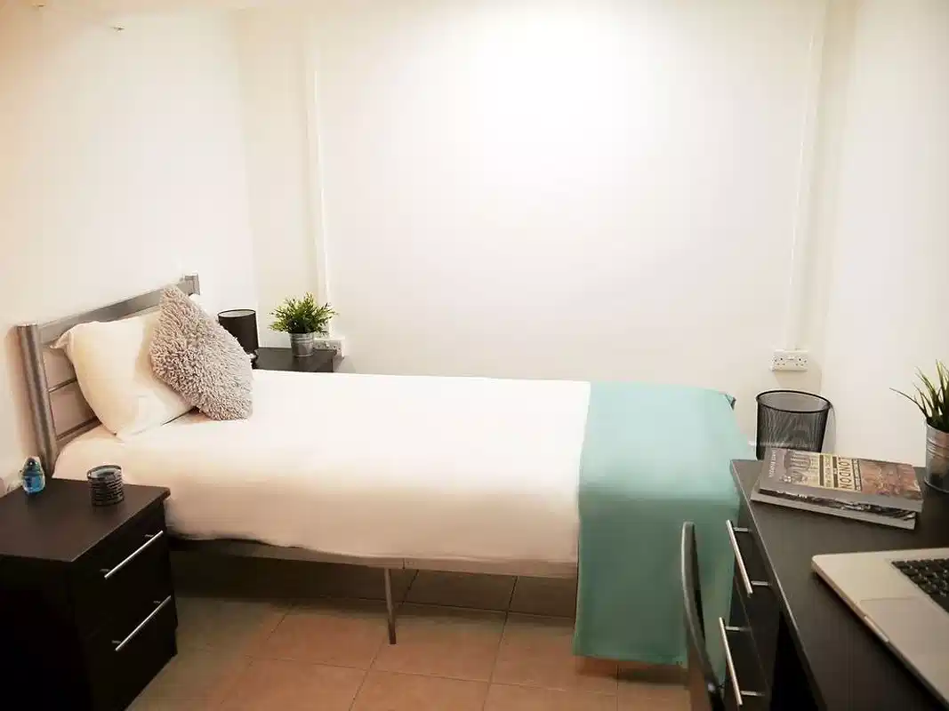 Common Area?w=400&h=260&fit=crop&q=40&auto=format&trim=auto