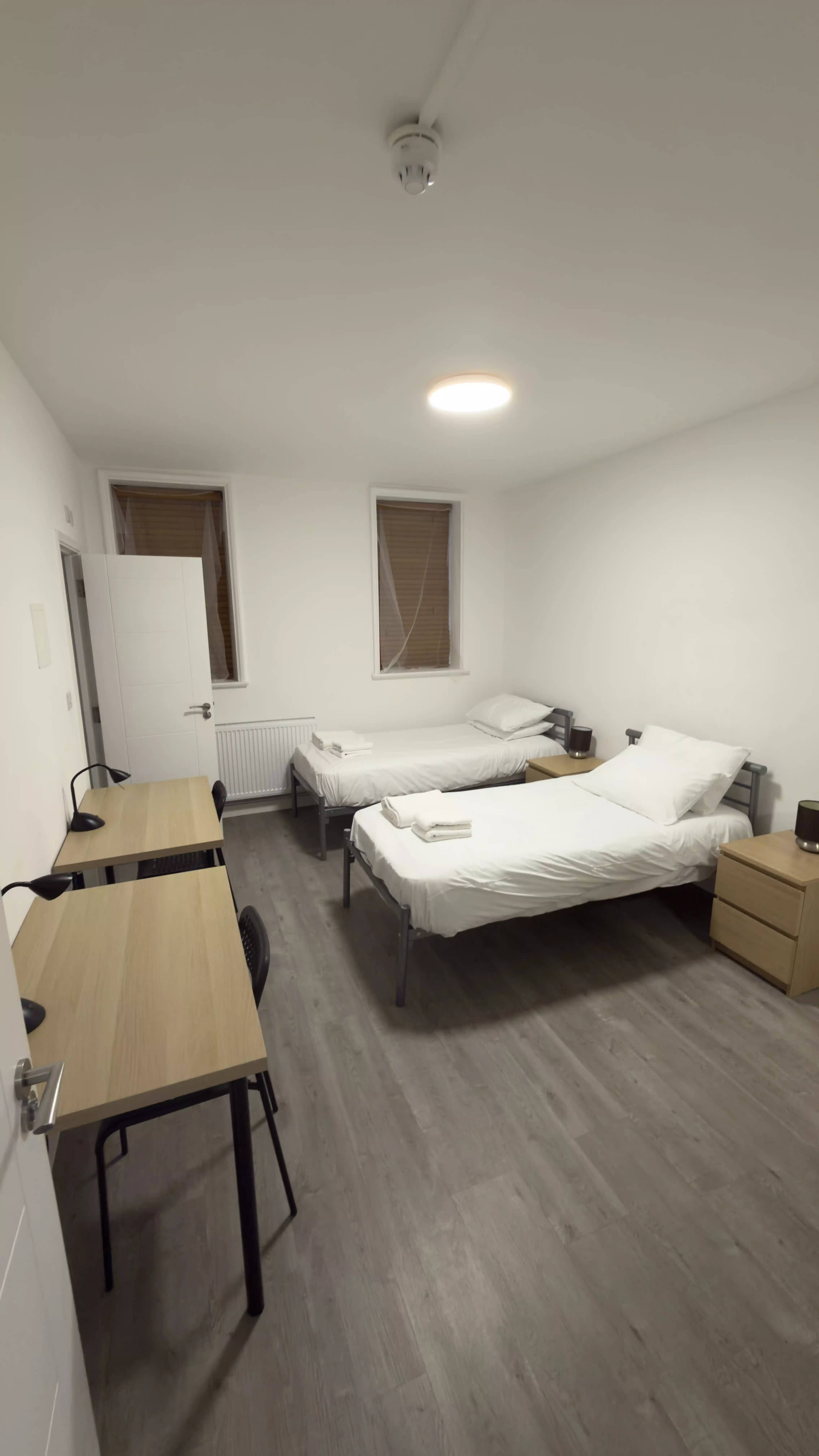 Common Area?w=400&h=260&fit=crop&q=40&auto=format&trim=auto