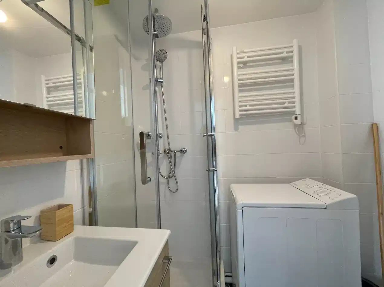 1 Bedroom 1 Bathroom (XP-67) - Bathroom?w=400&h=260&fit=crop&q=40&auto=format&trim=auto