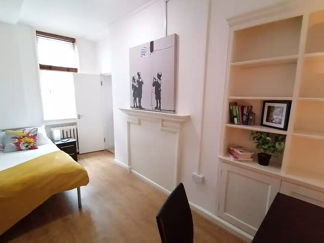 Common Area?w=400&h=260&fit=crop&q=40&auto=format&trim=auto