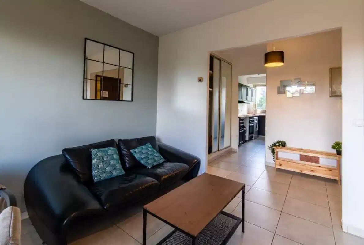 Studio - Bedroom?w=400&h=260&fit=crop&q=40&auto=format&trim=auto