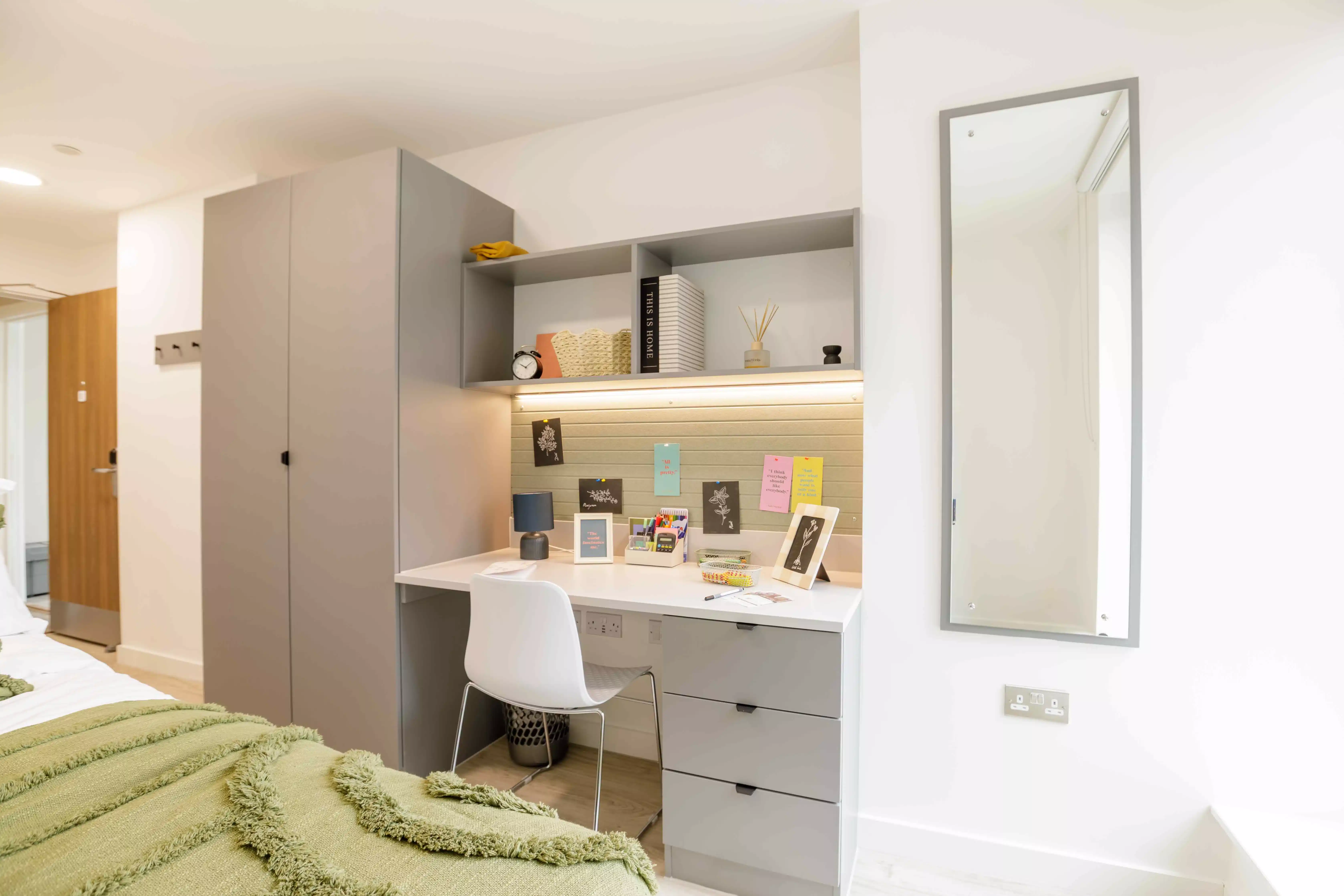 Classic 8 Bed Upper Floor - Ensuite - Bedroom