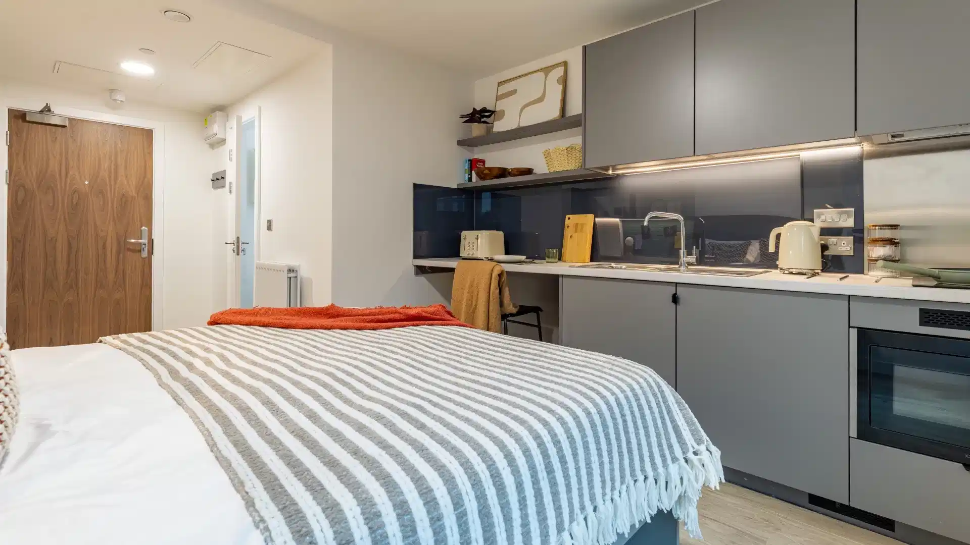 Bedroom?w=400&h=260&fit=crop&q=40&auto=format&trim=auto