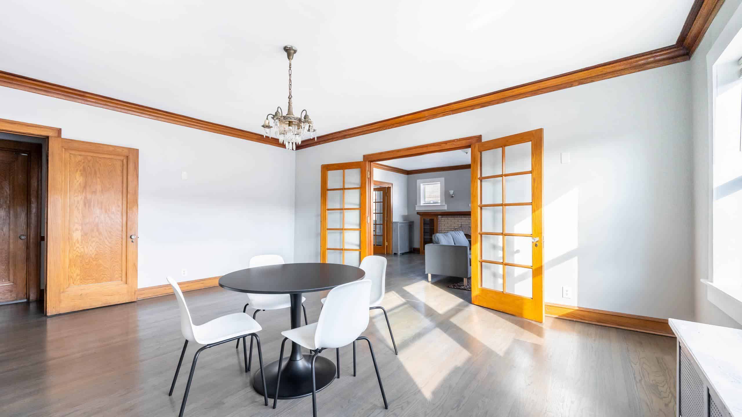 Bathroom?w=400&h=260&fit=crop&q=40&auto=format&trim=auto