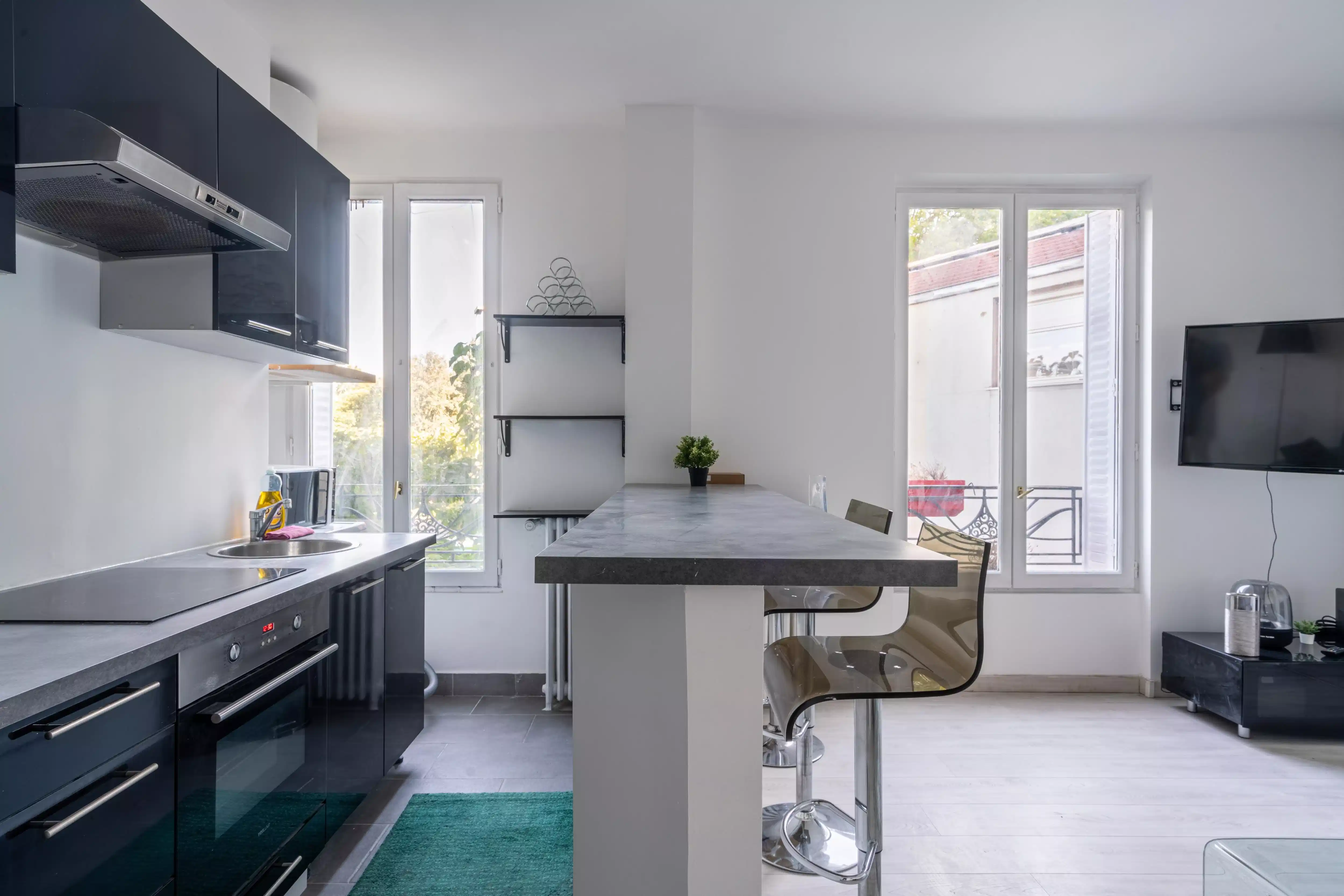 Exterior?w=400&h=260&fit=crop&q=40&auto=format&trim=auto