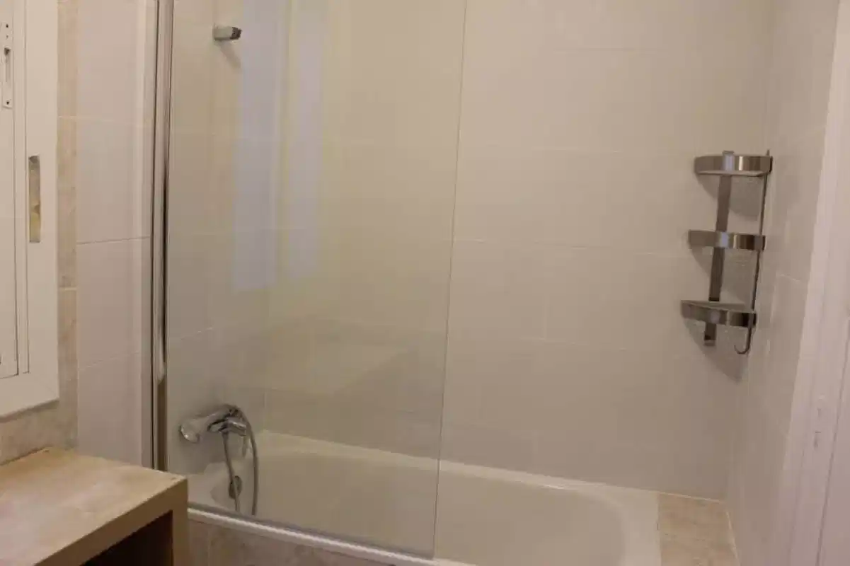 Exterior?w=400&h=260&fit=crop&q=40&auto=format&trim=auto