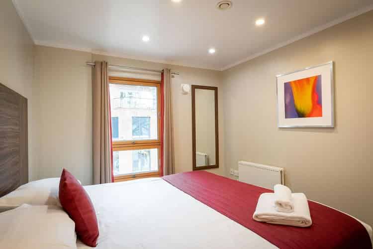 Bedroom?w=400&h=260&fit=crop&q=40&auto=format&trim=auto