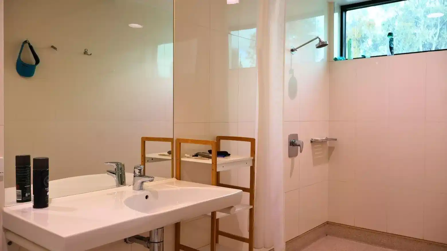 Exterior?w=400&h=260&fit=crop&q=40&auto=format&trim=auto