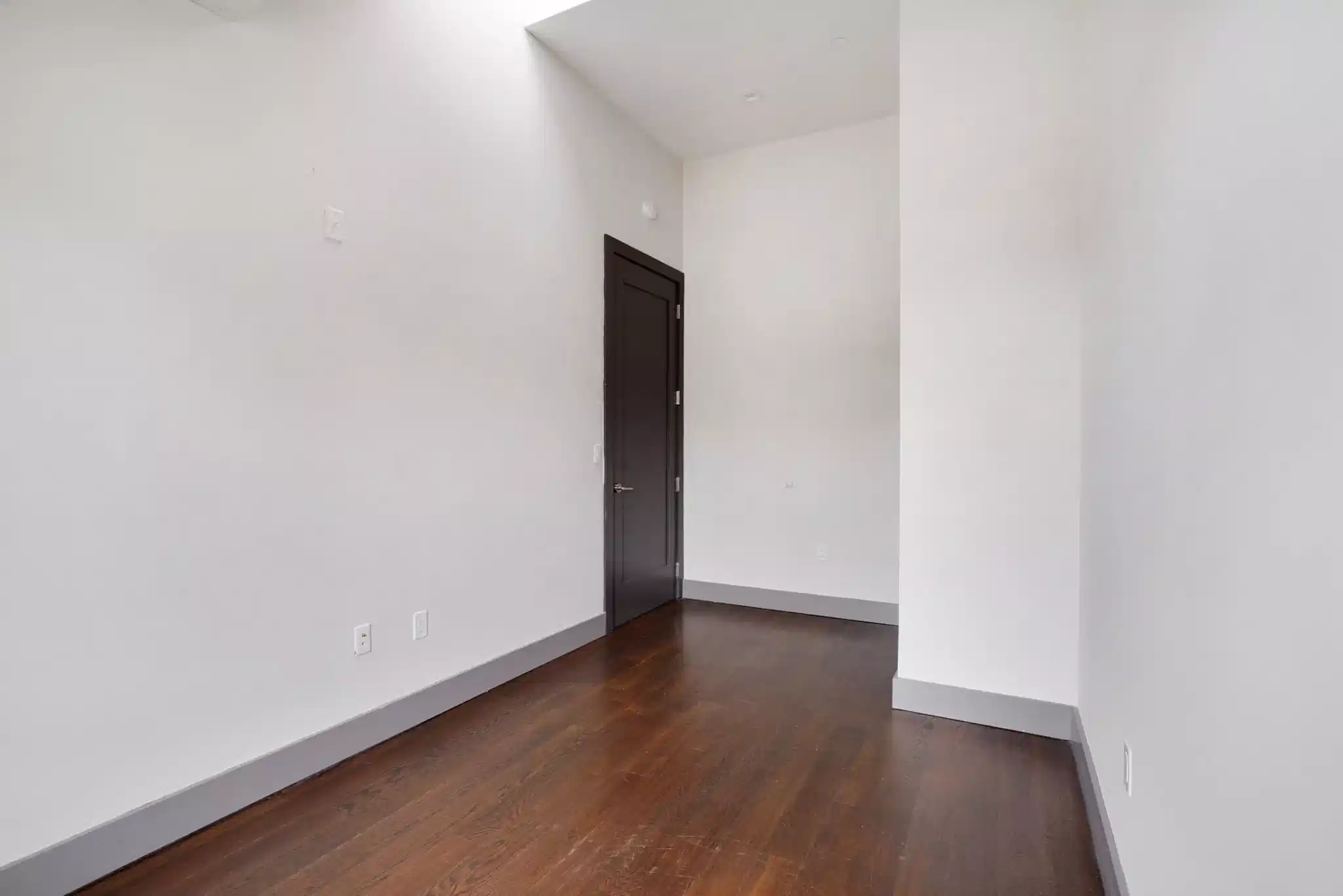 Exterior?w=400&h=260&fit=crop&q=40&auto=format&trim=auto