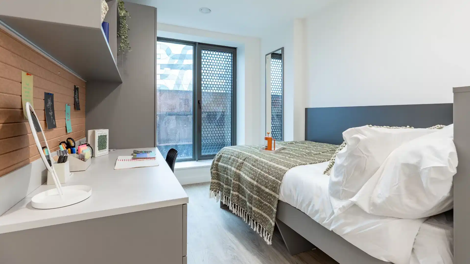 Bedroom?w=400&h=260&fit=crop&q=40&auto=format&trim=auto