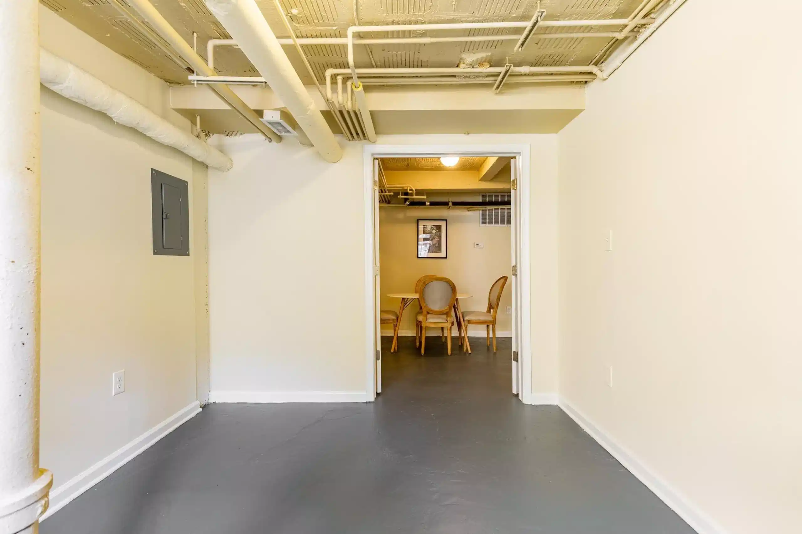 Common Area?w=400&h=260&fit=crop&q=40&auto=format&trim=auto