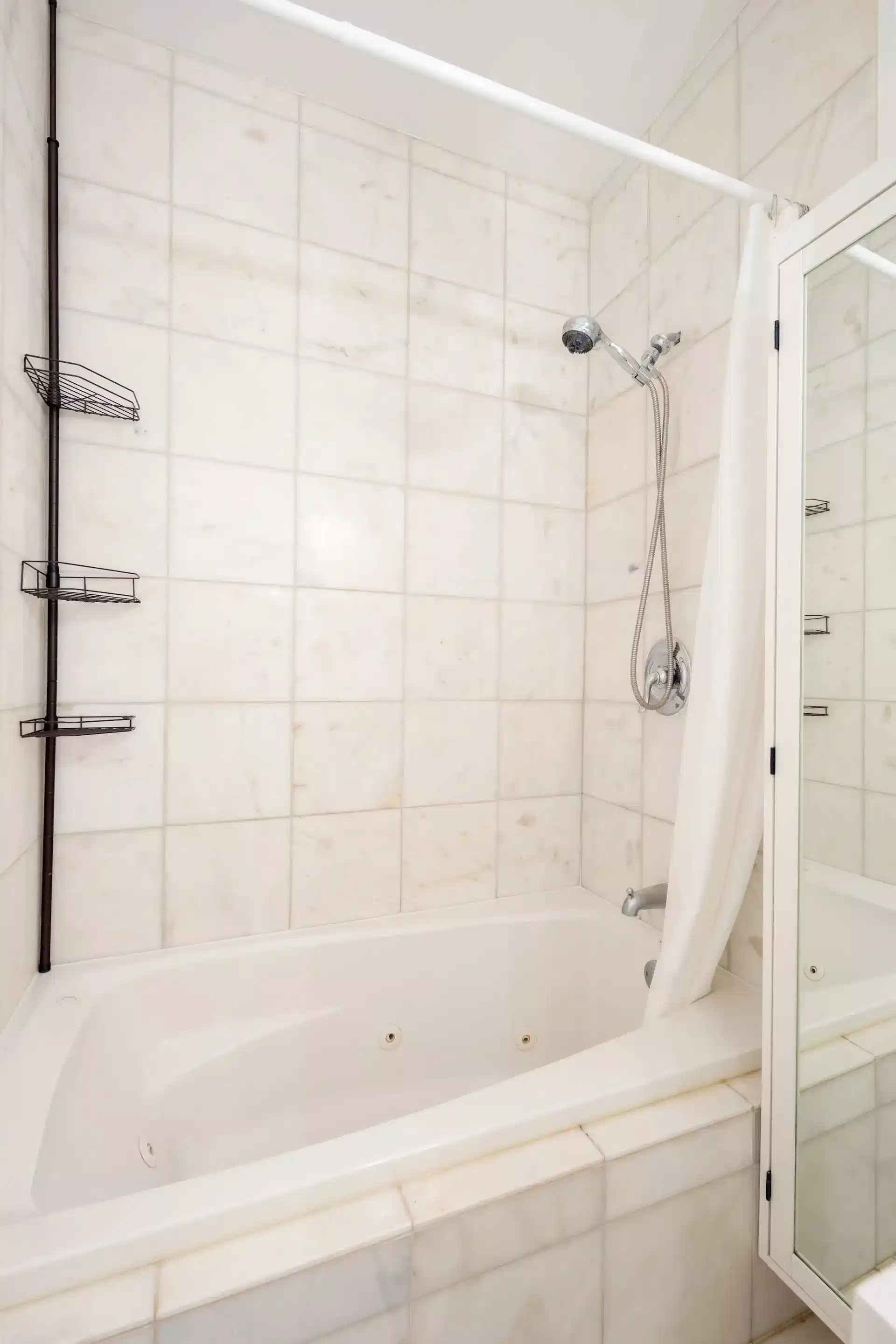 Common Area?w=400&h=260&fit=crop&q=40&auto=format&trim=auto