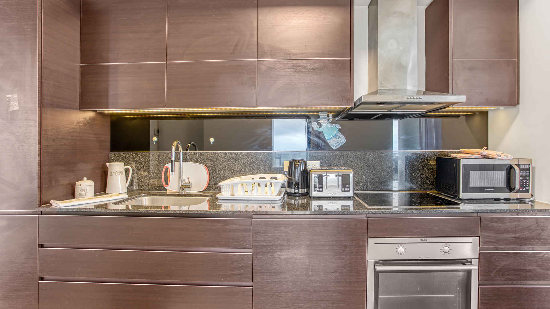 Bedroom?w=400&h=260&fit=crop&q=40&auto=format&trim=auto