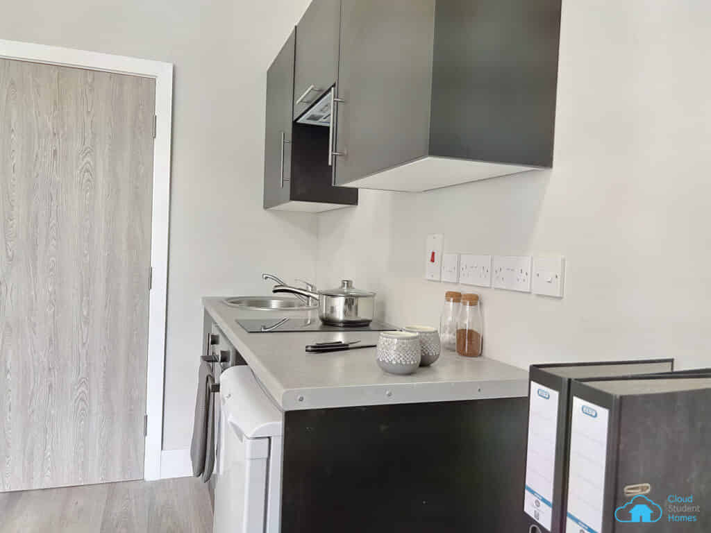 Common Area?w=400&h=260&fit=crop&q=40&auto=format&trim=auto