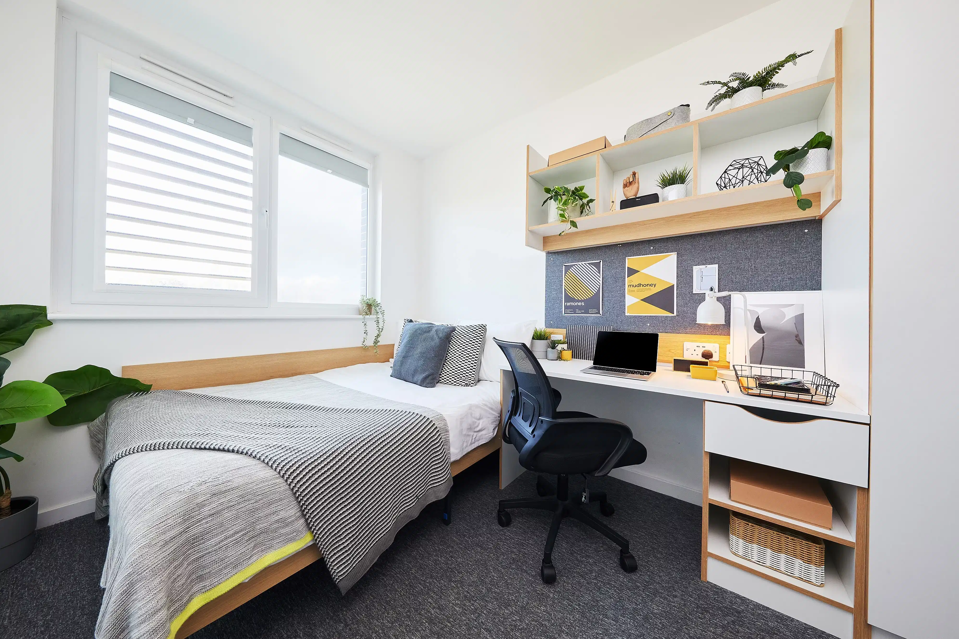 Exterior?w=400&h=260&fit=crop&q=40&auto=format&trim=auto